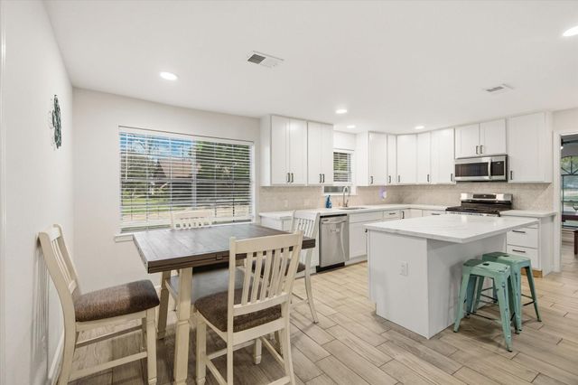 113 Rose Trail, Lake Jackson, TX 77566