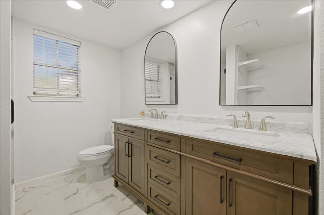 113 Rose Trail, Lake Jackson, TX 77566