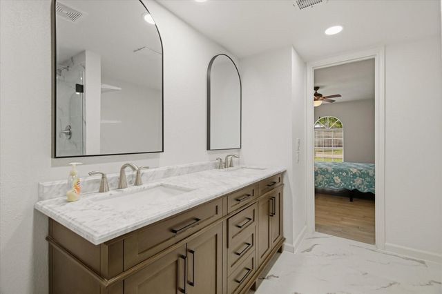 113 Rose Trail, Lake Jackson, TX 77566