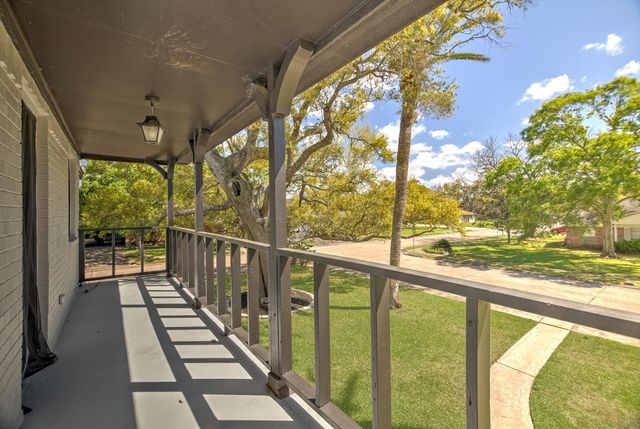 113 Rose Trail, Lake Jackson, TX 77566