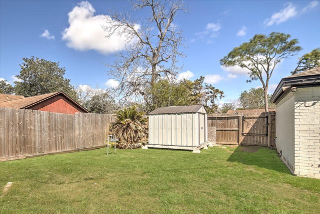 113 Rose Trail, Lake Jackson, TX 77566