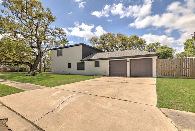 113 Rose Trail, Lake Jackson, TX 77566