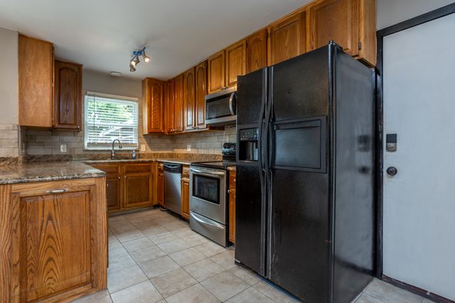 1206 OAKBLUFF Drive, Lancaster, TX 75146