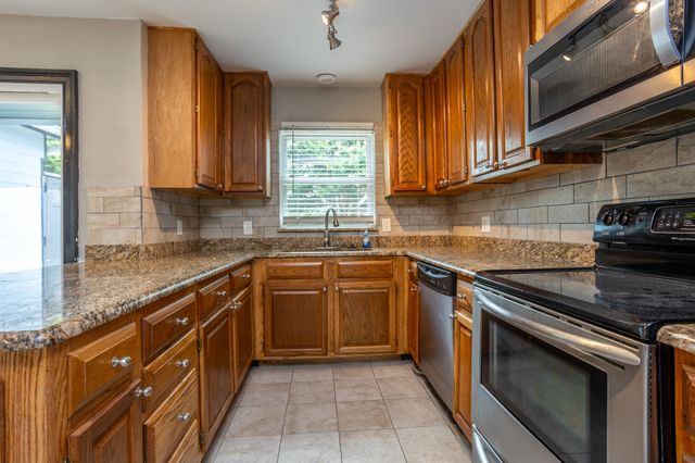 1206 OAKBLUFF Drive, Lancaster, TX 75146