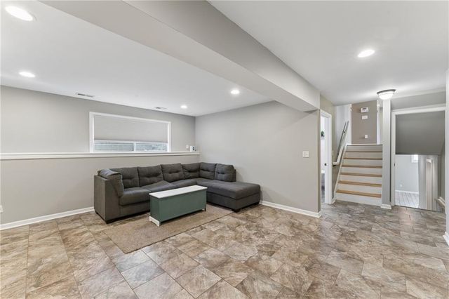 2916 Rimrock Drive, Lawrence, KS 66047