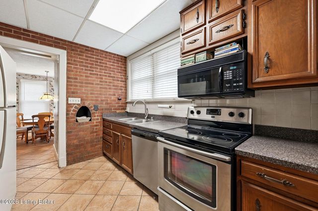 916 Audubon Pkwy, Audubon Park, KY 40213