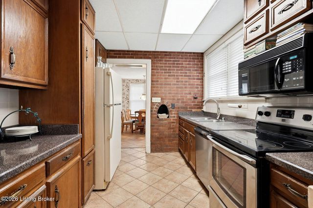 916 Audubon Pkwy, Audubon Park, KY 40213