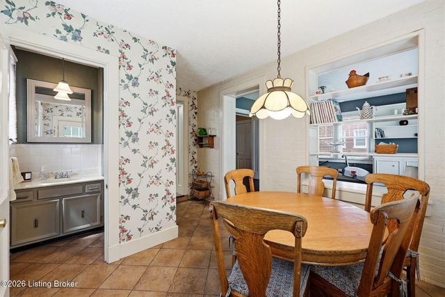 916 Audubon Pkwy, Audubon Park, KY 40213