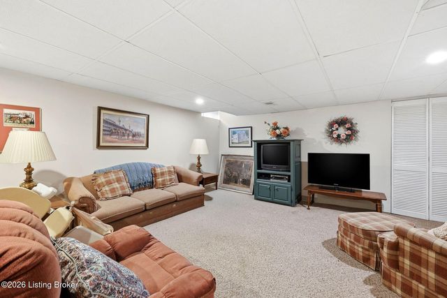 916 Audubon Pkwy, Audubon Park, KY 40213