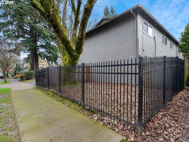 1626 Se ASH St, Portland, OR 97214