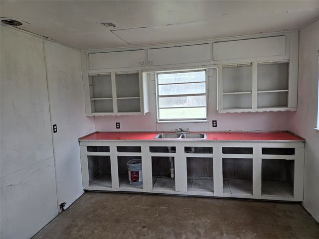 404 S Pecan Street, Bells, TX 75414