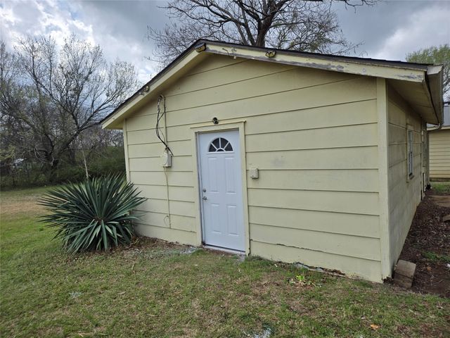 404 S Pecan Street, Bells, TX 75414