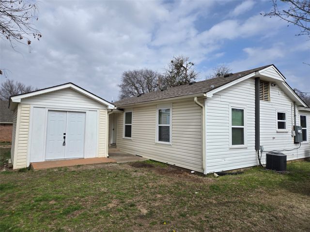 404 S Pecan Street, Bells, TX 75414