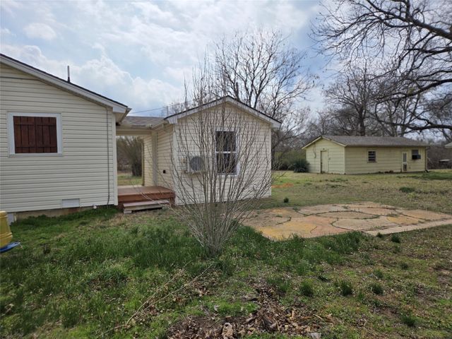 404 S Pecan Street, Bells, TX 75414