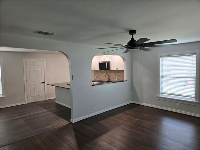 404 S Pecan Street, Bells, TX 75414