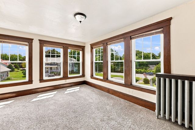 15 Hampstead St, Lowell, MA 01852