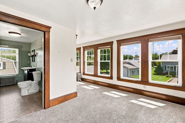 15 Hampstead St, Lowell, MA 01852