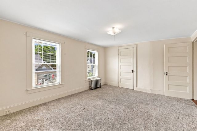 15 Hampstead St, Lowell, MA 01852