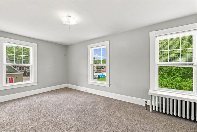 15 Hampstead St, Lowell, MA 01852