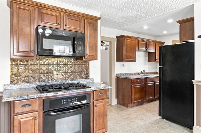 15 Hampstead St, Lowell, MA 01852