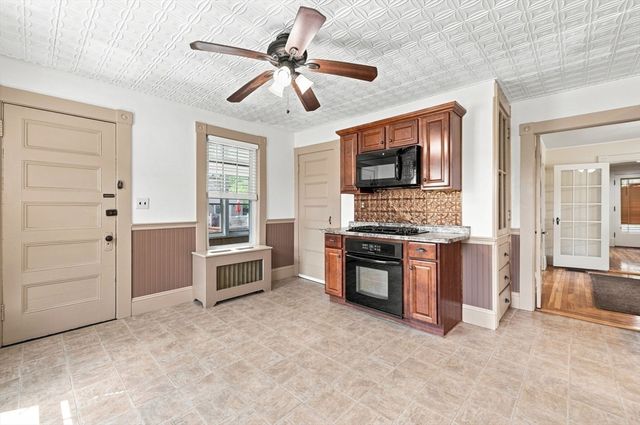 15 Hampstead St, Lowell, MA 01852