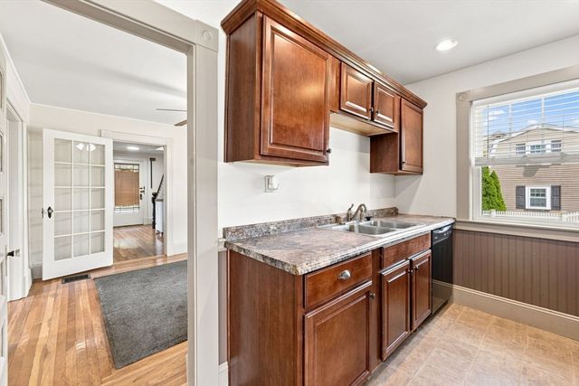 15 Hampstead St, Lowell, MA 01852