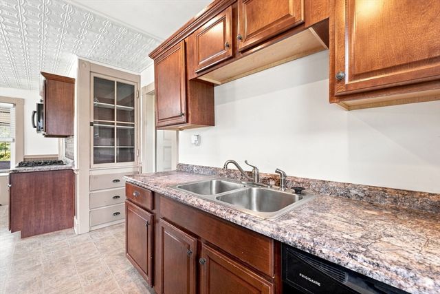 15 Hampstead St, Lowell, MA 01852