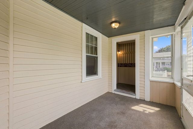 15 Hampstead St, Lowell, MA 01852
