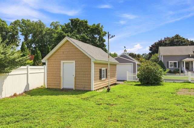 15 Hampstead St, Lowell, MA 01852