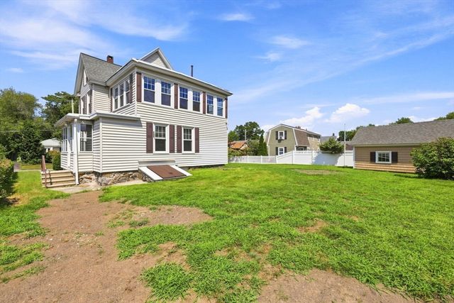 15 Hampstead St, Lowell, MA 01852