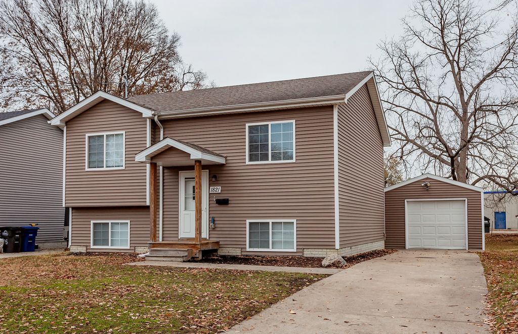 1821 E 25th Street, Des Moines, IA 50317