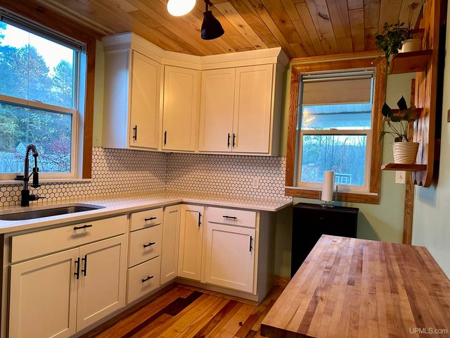 5281 E Sunset Road, Ironwood, MI 49938