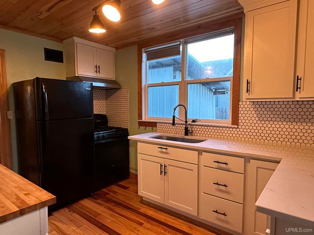 5281 E Sunset Road, Ironwood, MI 49938