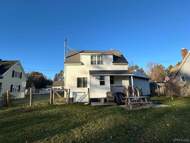 5281 E Sunset Road, Ironwood, MI 49938