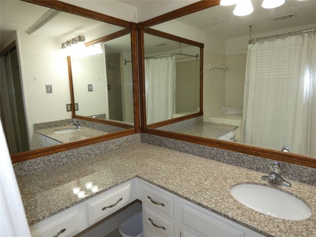 7640 W Greenway Boulevard 2D, Dallas, TX 75209