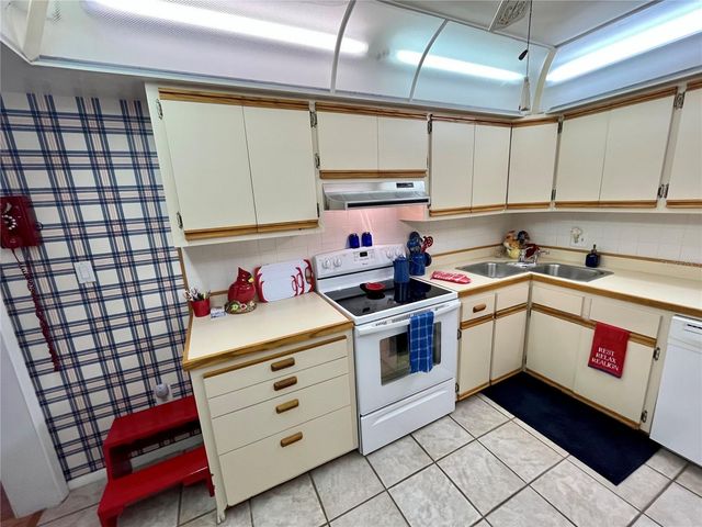 7598 14TH STREET N, St Petersburg, FL 33702