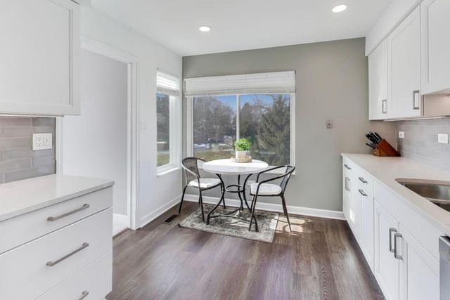 83 THORNHILL Lane B, Lake Barrington, IL 60010