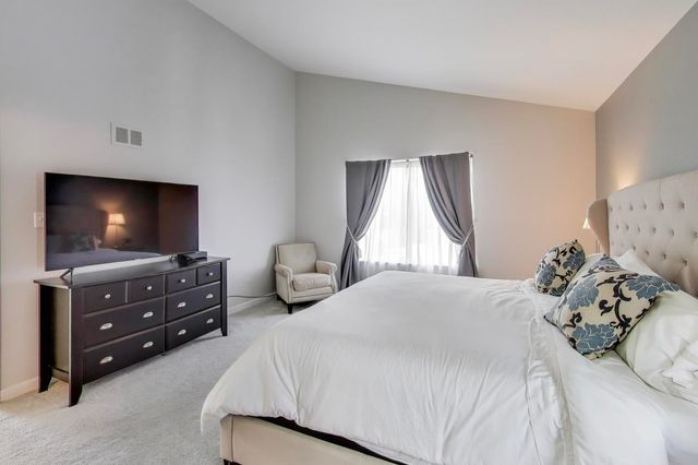 83 THORNHILL Lane B, Lake Barrington, IL 60010