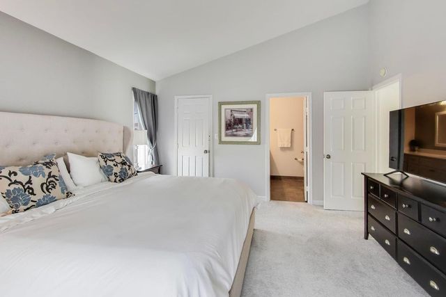 83 THORNHILL Lane B, Lake Barrington, IL 60010