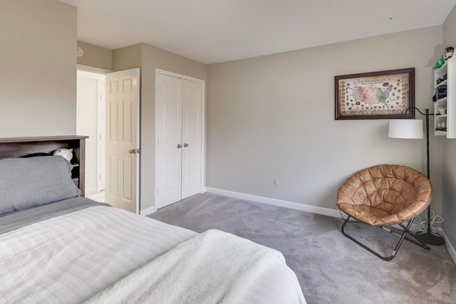 83 THORNHILL Lane B, Lake Barrington, IL 60010