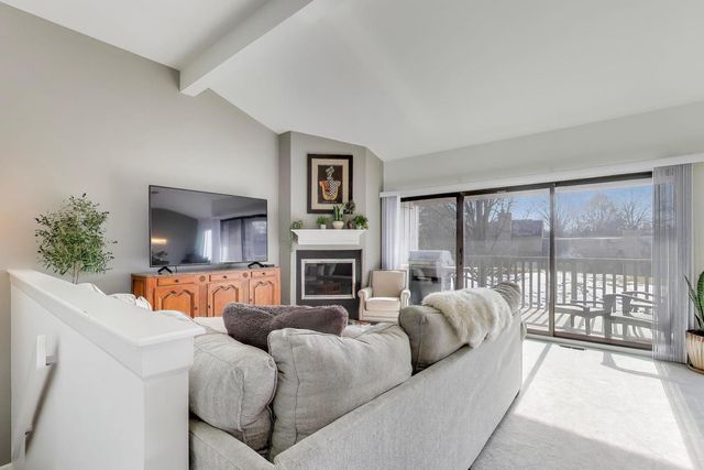 83 THORNHILL Lane B, Lake Barrington, IL 60010