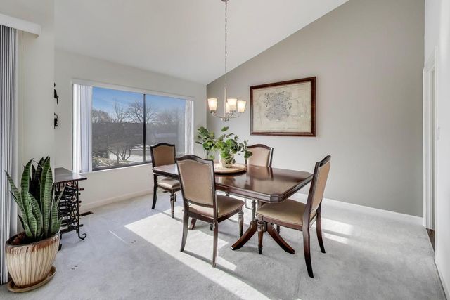 83 THORNHILL Lane B, Lake Barrington, IL 60010