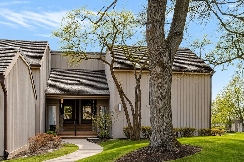 83 THORNHILL Lane B, Lake Barrington, IL 60010