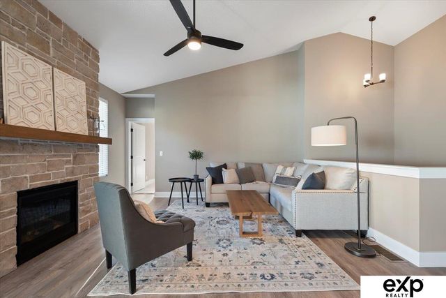 6859 Stony Point Drive, Papillion, NE 68046