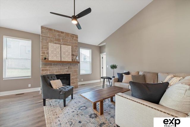 6859 Stony Point Drive, Papillion, NE 68046