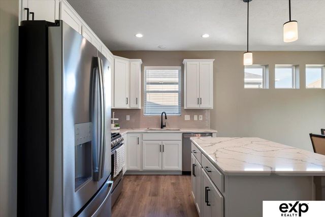 6859 Stony Point Drive, Papillion, NE 68046