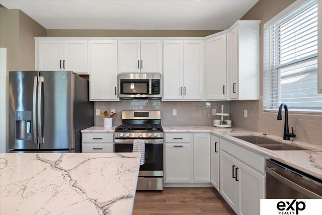 6859 Stony Point Drive, Papillion, NE 68046