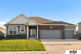 6859 Stony Point Drive, Papillion, NE 68046