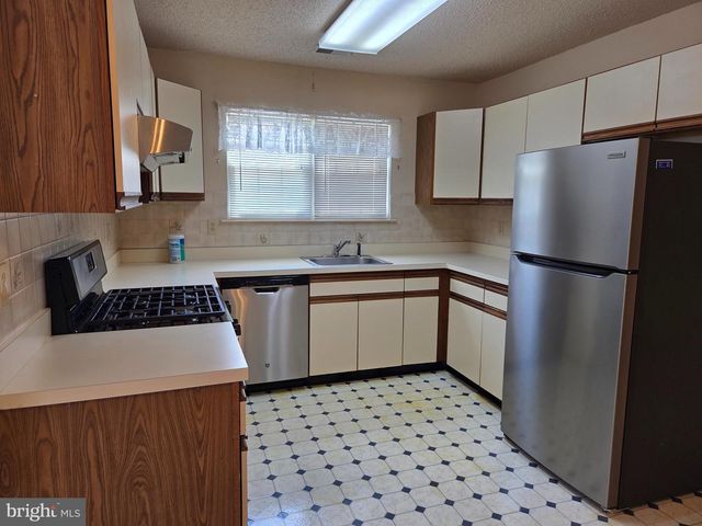 9 DOVE TREE CT, Barnegat, NJ 08005