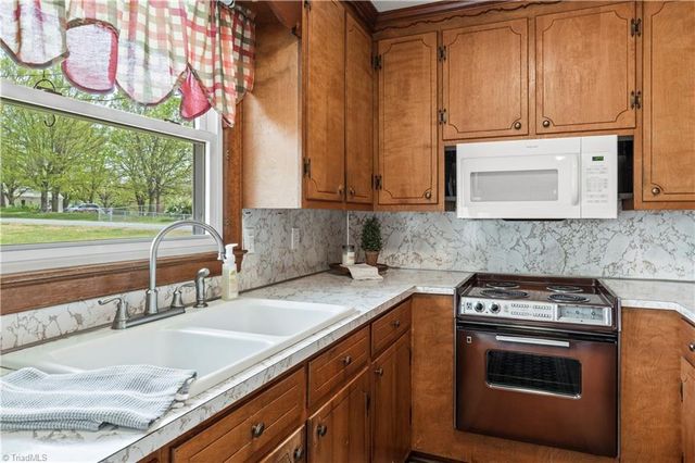 200 Beckford Drive, Lexington, NC 27295